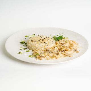 Курочка в сливочном соусе с грибами и рисом