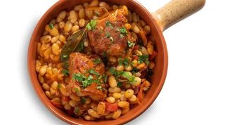 Iahnie de fasole cu ciolan afumat si salata 