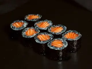 Black Maki z łososiem (8szt) (125g)
