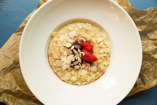 Каша овсяная с свежими фруктами