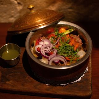 Баранина, запечена з овочами, з м'ятним соусом