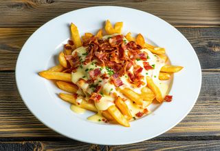 Frytki belgijskie z bekonem i serem