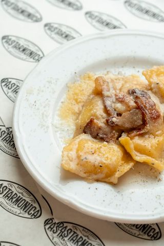 Ravioli di ricotta di pecora, cacio e pepe alla gricia