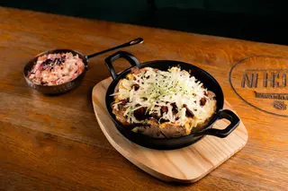 Cartofi umpluți 'pulled beef'