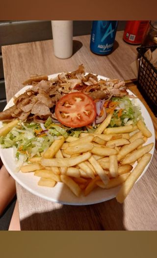 Plato de ternera patatas. ensalada y salsa