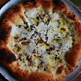 Піца з козячим сиром, грибами та трюфельною олією (500г)