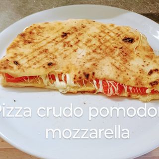 Pizza ripiena crudo pomodorini e mozzarella