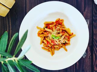 Penne cu sos de roșii și busuoic