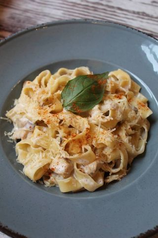 Паста з куркою та грибами