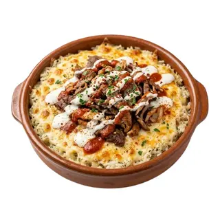 Plato arroz gratinado con carne kebab