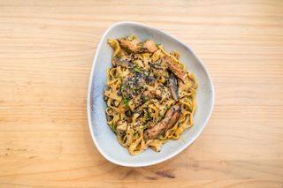 Rice noodles con pollo y champis