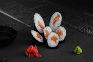 Макі з копченим лососем