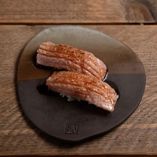 Nigiri De Aburi Flameado De Toro 