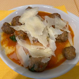 Polenta, polpette e scaglie di Grana Padano