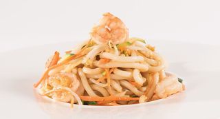 Yaki udon con gamberi