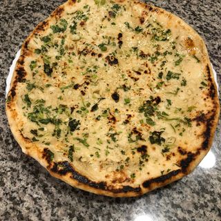 1 Paratha de cebolla y chiles + yogur + pepinillio