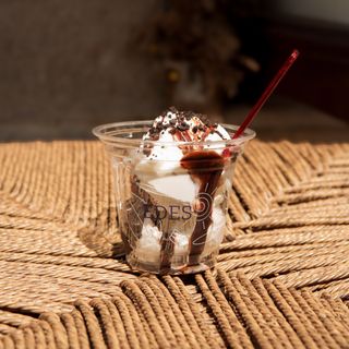 Морозиво (з шоколадним соусом)