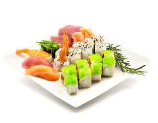 144-California de gamba frita, atún, nigiri combinado y sashimi comobinado