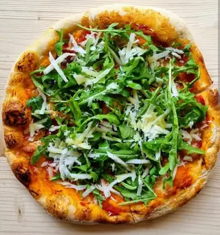 Focaccia Con Parmesano Y Rúcula
