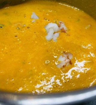 THAI CURRY - zuppa a base di latte di cocco, verdure, con gamberi, pollo o tofu, accompagnata da riso bianco