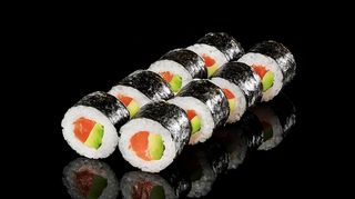 Макі з лососем та авокадо