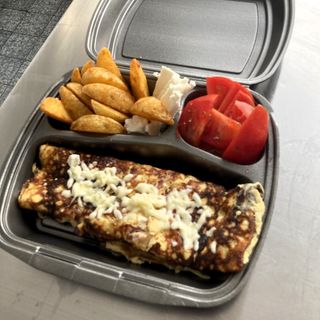 Omletă țărănească cu cartofi prăjiți, roșii, brânza