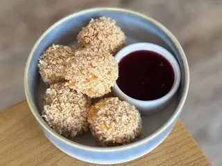 Сирні кульки із журавлиновим соусом (150/50g)