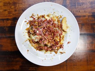 Patatas Bravas Con Queso