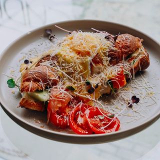 ორაგულის ბენედიქტი კრუასანში 