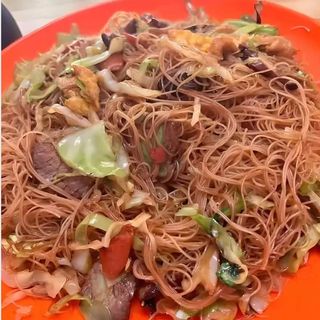 156. Fideo de arroz frito con ternera