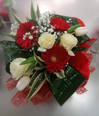 Bouquetto' sui toni del rosso, con riserva d'acqua