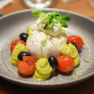 Burrata con hummus de berenjena