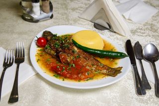 Saramură de păstrăv cu mămăligă