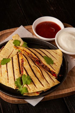 Кесадилия со сметаной и соусом сальса с говяжим фаршем (250г)