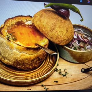 Ciorbă de fasole în paine cu costiță afumată 