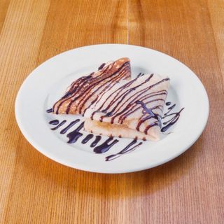 Naleśniki z jabłkami i sosem czekoladowym