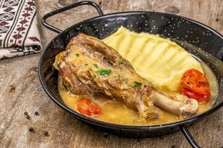 Pulpă de curcan în sos de vin cu piure