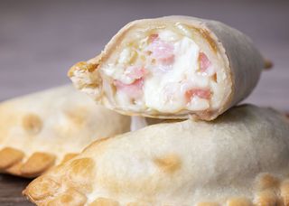 Empanada de mozzarella y chorizo