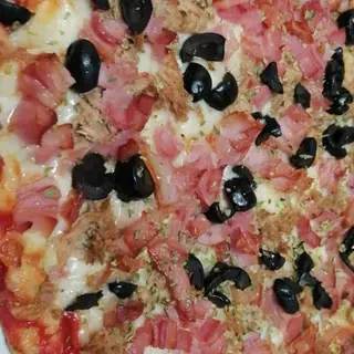 Piza atún becon y aceitunas negras 