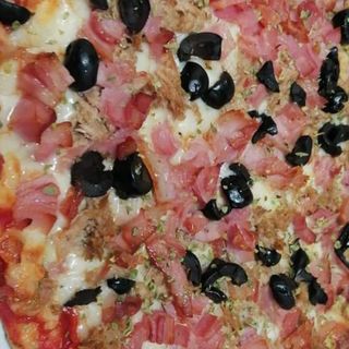 Piza atún becon y aceitunas negras 