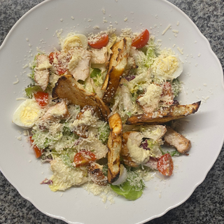 Cezar z grillowanym kurczakiem