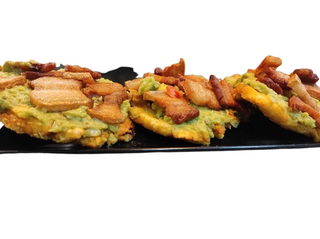 Tostones guacamole y chicharrón 