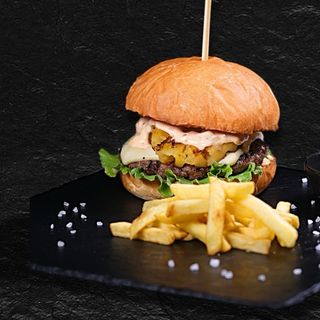 чикен бургер на гриле с сыром моцарелла