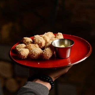 Печериці в паніровці Панко з пікантним соусом (200г)