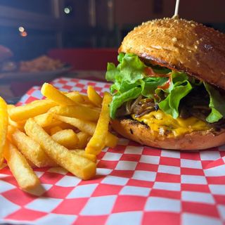 menu panino + bibita + vaschetta di patatine fritte + salsa a scelta