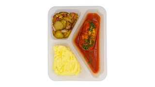 Gołąbek w sosie pomidorowym z puree ziemniaczanym i sałatką z kiszonego ogórka