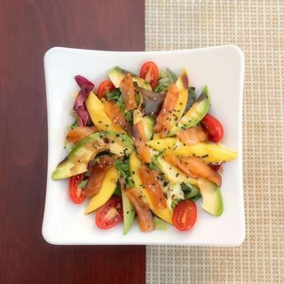 Ensalada de Salmon con Aguacate y Mango