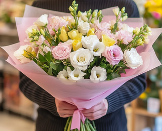 Buchet lisianthus roz, trandafiri și frezii