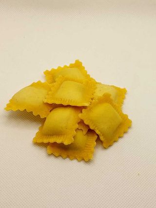 1 porzione di RAVIOLI DI CARNE da cuocere