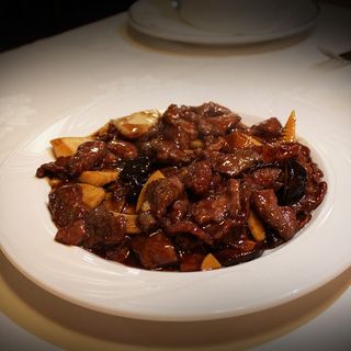 Ternera con Bambú y Setas Chinas